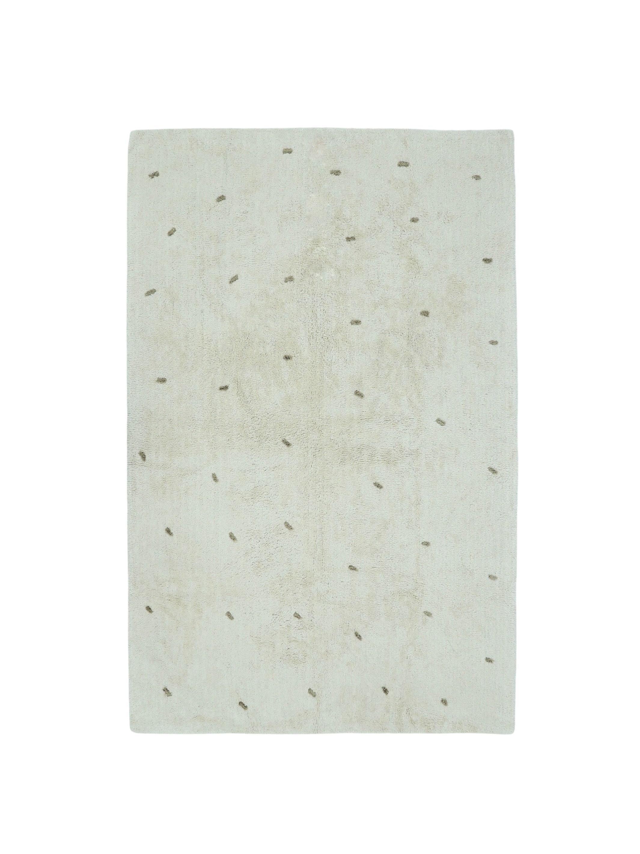 Natural rug with taupe dot details
